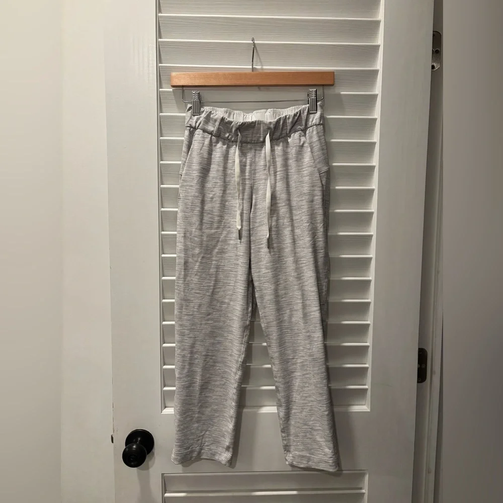 LULULEMON On The Fly Crop 23” Light Gray Joggers Travel Athletic Sweatpants 0
